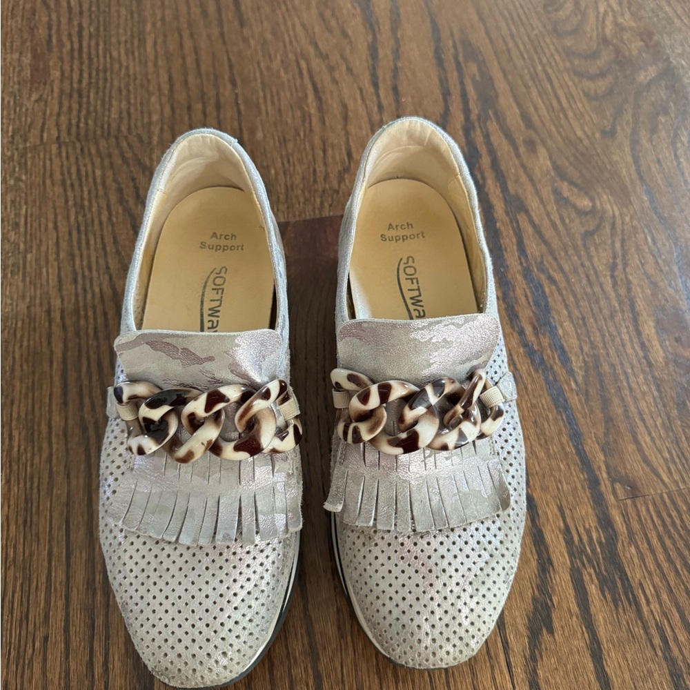 Softwaves platform in pewter.